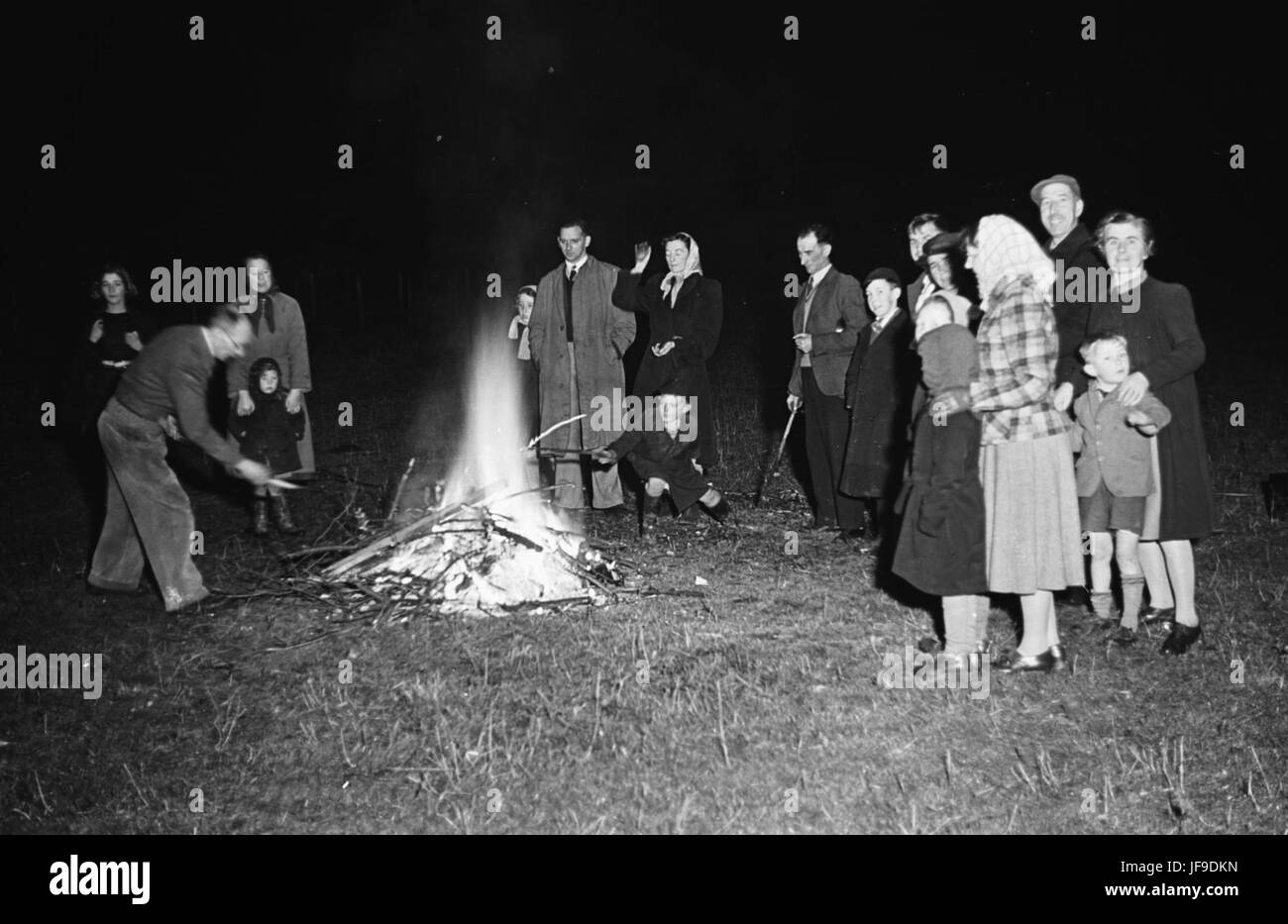 Una foto d'epoca di bambini che celebrano la Bonfire Night nel 1949 con lo staff del Woodalls Newspapers. Questo tradizionale evento britannico, segnato da falò e fuochi d'artificio, cattura lo spirito della comunità britannica del dopoguerra e le celebrazioni dell'infanzia in un contesto storico. Foto Stock