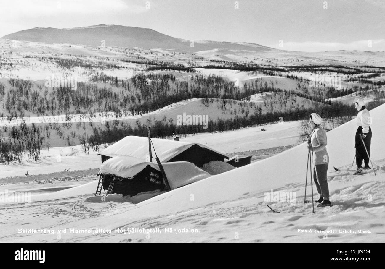 Sciatori che amano le piste invernali presso l'hotel di montagna Hamra nella valle di Tänndalen, Härjedalen, Svezia, una destinazione popolare per gli appassionati di sport invernali. Foto Stock