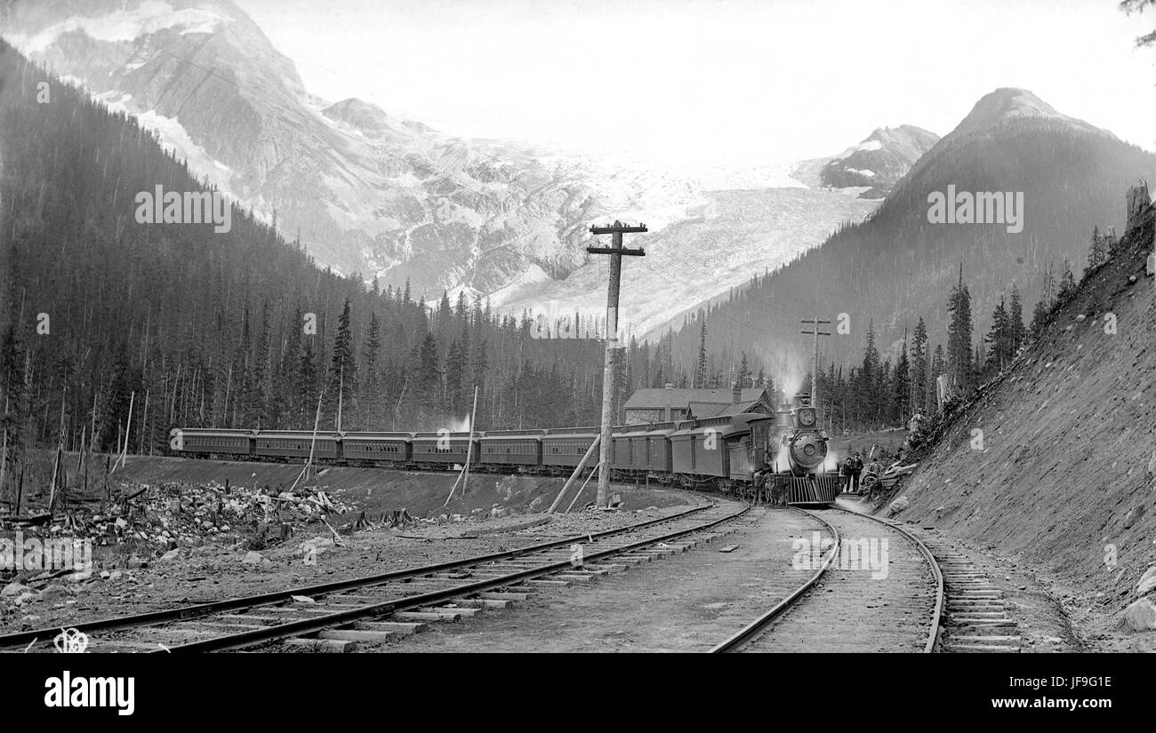 Pacific Express, motore della Canadian Pacific Railway numero 402, presso la stazione di Glacier nelle Montagne Rocciose canadesi, all'inizio degli anni '1900 Foto Stock