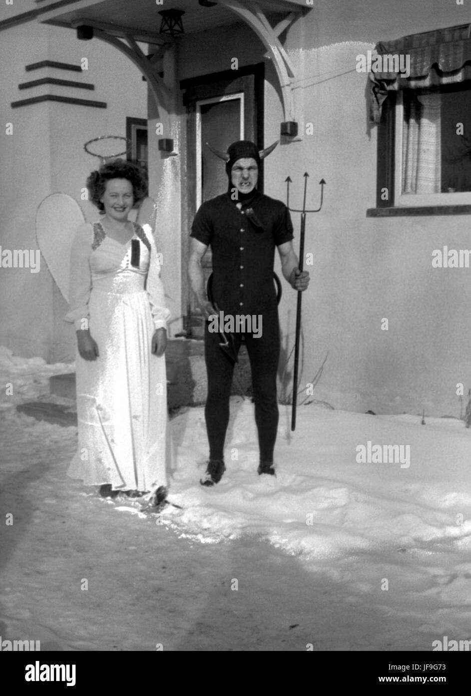 Vincitori del primo posto del Costume del 1949 Claresholm Skating Carnival, con costumi colorati e l'atmosfera vibrante di questo evento invernale canadese Foto Stock
