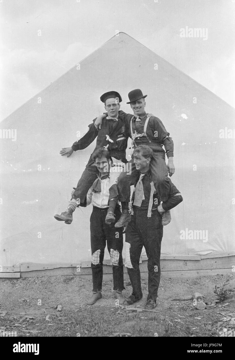Men in Costume at the Hard Times Dance: A Step Back in Time to the Great Depression Foto Stock Men in Costume at the Hard Times Dance: A Step Back in Time to the Great Depression Foto Stock