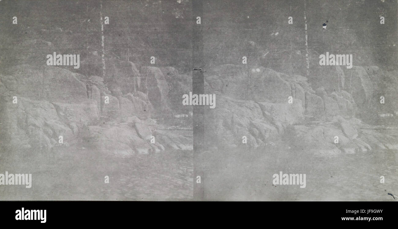 Un paio di immagini stereoscopiche che mostrano scogliere e betulle sul lago, catturando la bellezza naturale di un paesaggio sereno. Queste immagini offrono una vista tridimensionale, che mette in risalto i bei dettagli delle pareti della scogliera e delle graziose betulle che fiancheggiano la riva del lago. Foto Stock