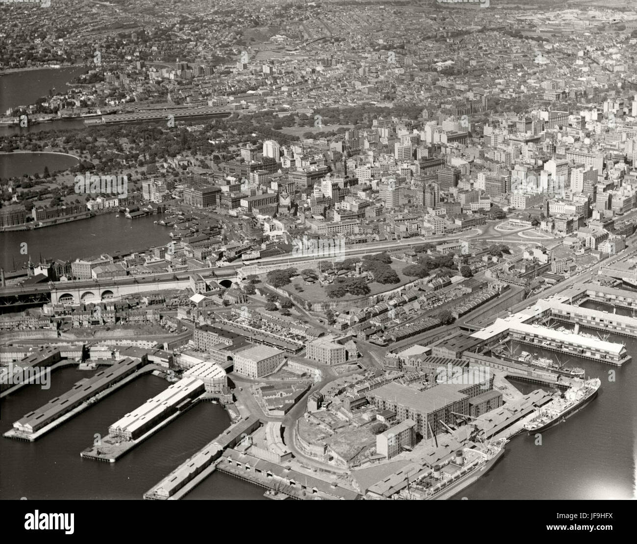 Millers Point & Circular Quay - 29 marzo 1937 29868196560 o 1937, Adastra, Adastra Aerial Survey Collection, Circular Quay, RAHS, Royal Australian Historical Society, fotografia aerea, antica, arte, libro, bygone, spazio copia, copertina, disegno, editoriale, fotografia editoriale, storica, storia, illustrazione, paesaggio, disegno linea, mappa, punto fresatura Foto Stock