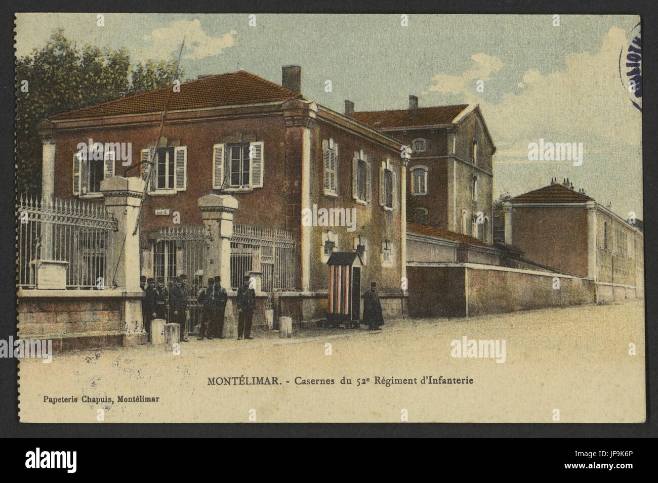 Montélimar, Francia, sede del Caserne du 52nd Infantry Regiment, una storica caserma militare. Questo sito ha svolto un ruolo significativo nell'esercito francese, ospitando i soldati e sostenendo gli sforzi di difesa nazionale. L'architettura dell'edificio riflette il suo patrimonio militare e rappresenta un simbolo dell'impegno della Francia nei confronti delle sue forze armate. Foto Stock