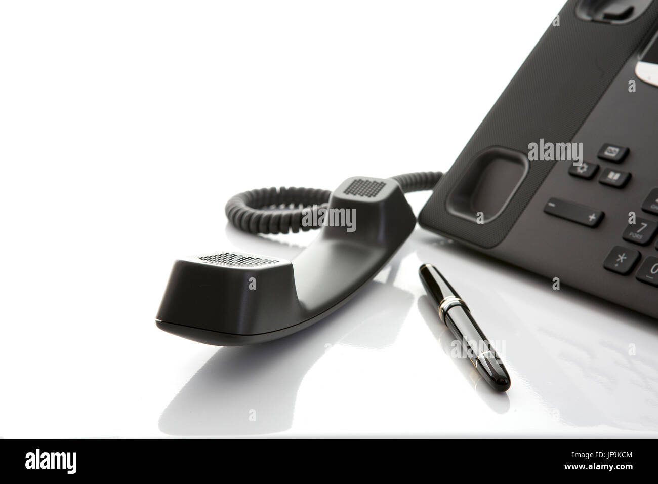 Moderno Business Office IP telefono con penna su sfondo bianco Foto Stock