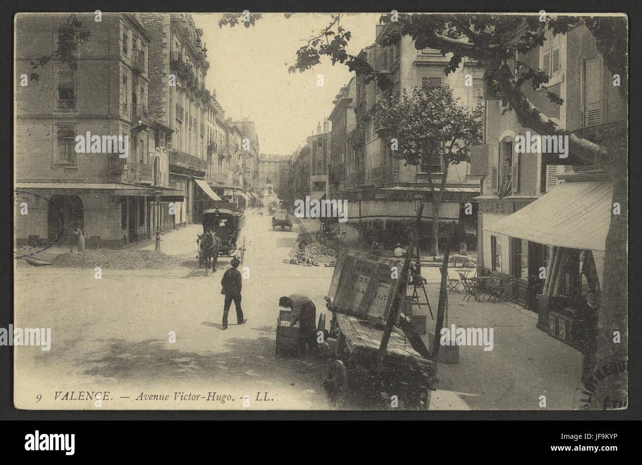 Una scena storica su Avenue Victor-Hugo a Valence, caratterizzata da una carrozza trainata da cavalli, che cattura l'essenza del commercio del XIX secolo. Foto Stock