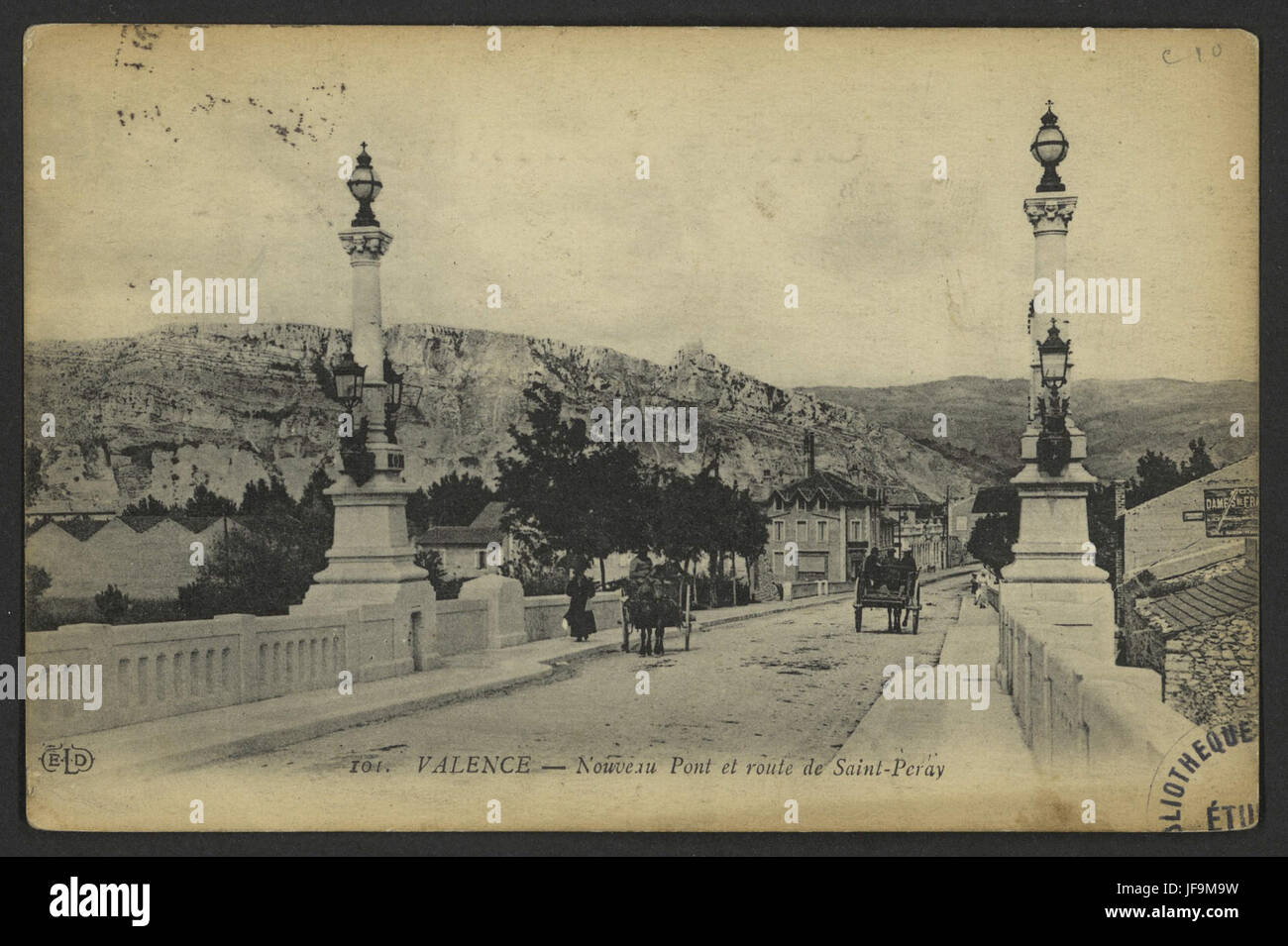 Valence - Nouveau Pont et Route de Saint-Péray 33760165353 o Crussol, Valence, Voiture … cheval Foto Stock