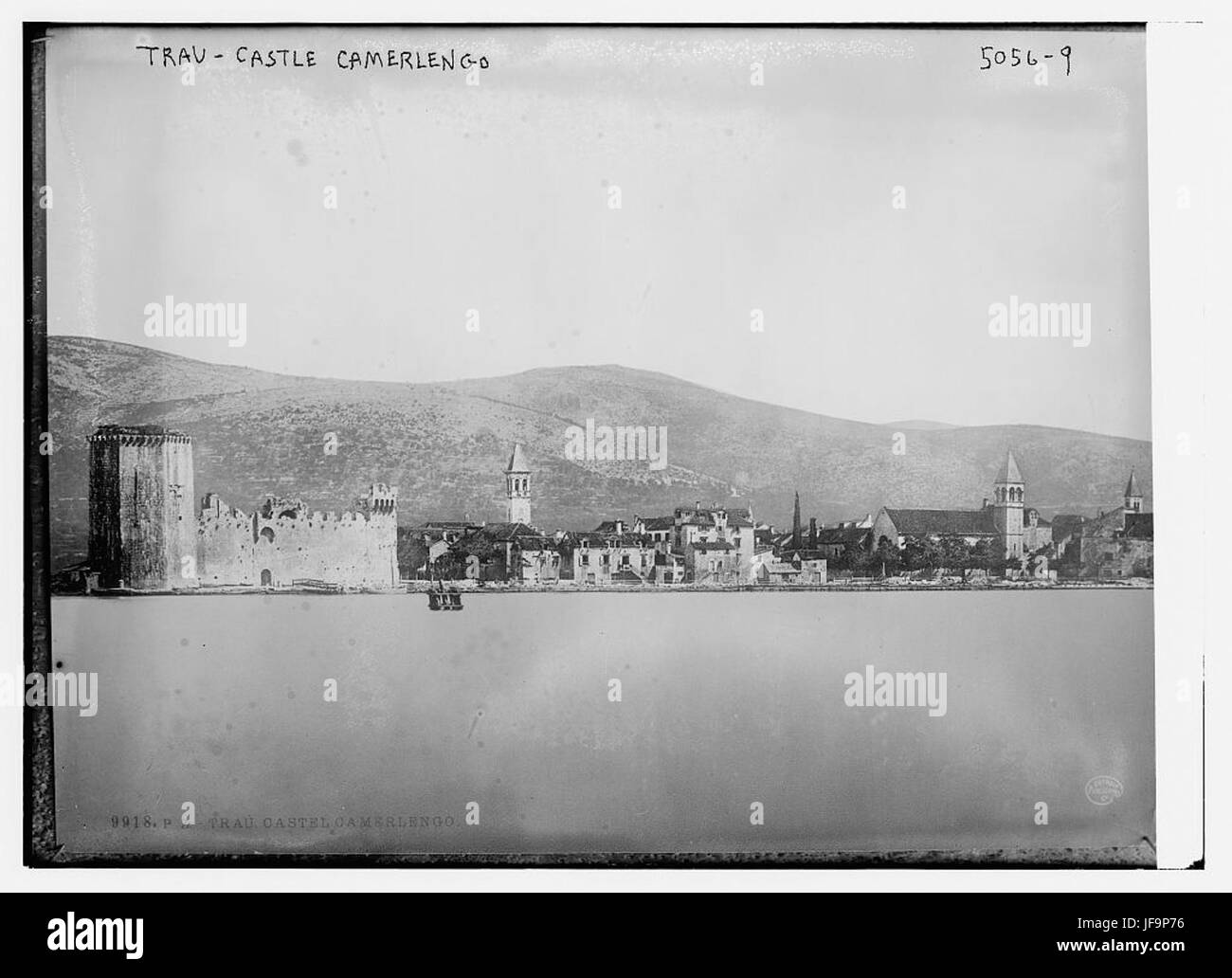 Una suggestiva immagine del Castello Camerlengo di Trau (Traù), Croazia, noto per la sua architettura medievale e la posizione strategica sulla costa adriatica. Foto Stock