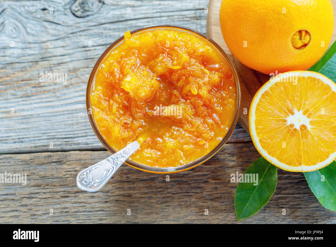 Cucchiaino nella ciotola con marmellata di arancio. Foto Stock