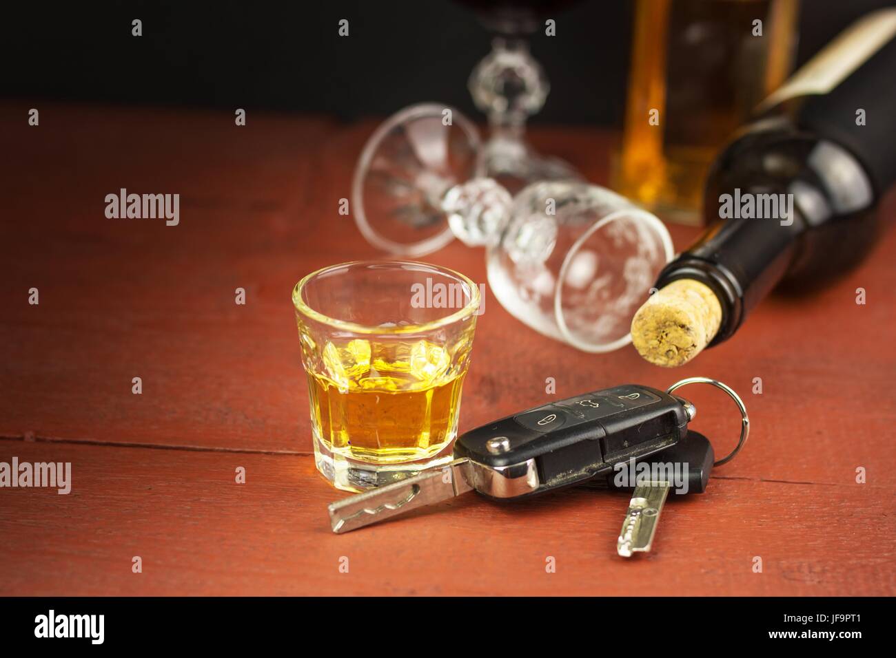 La guida in stato di ebbrezza. Corsa pericolosa. L'alcol dietro la ruota. Autista ubriaco Foto Stock