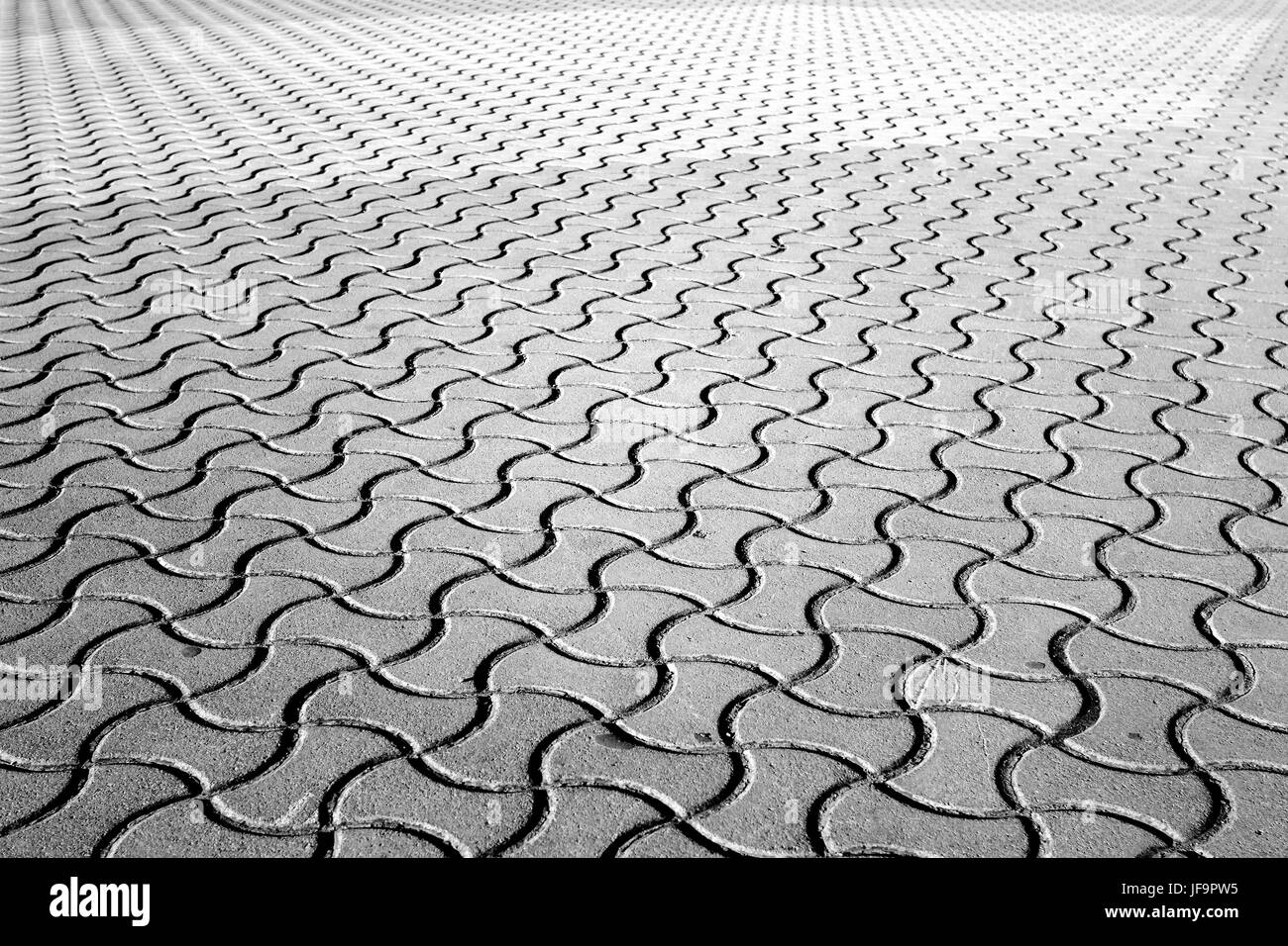 Foto di un onda ornamentali piastrella in una città sulla strada Foto Stock
