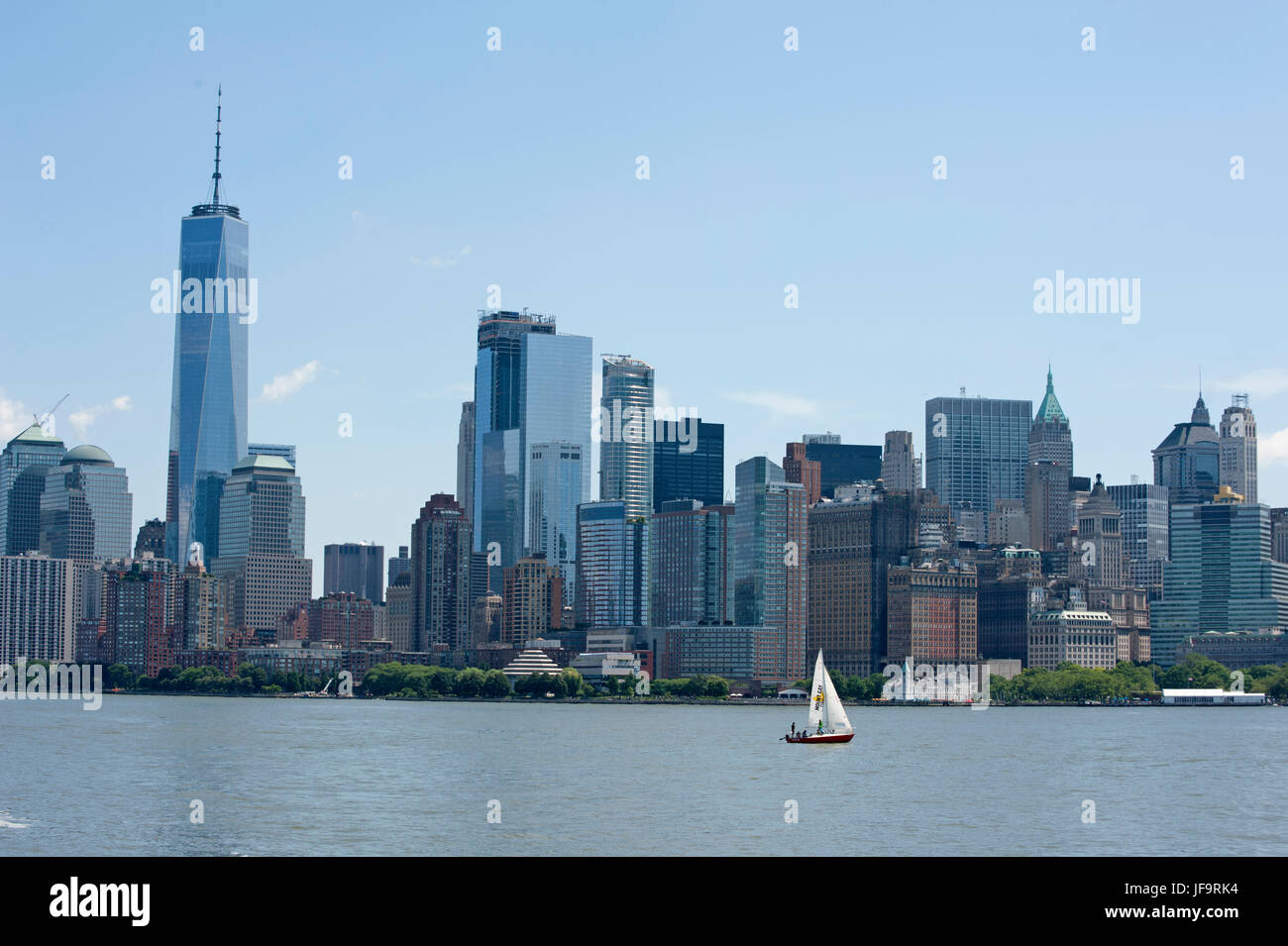 La parte inferiore di Manhattan come si vede dal Fiume Hudson, con 1 World Trade Center e il museo del patrimonio ebraico, Pier A e altri punti di riferimento. Giugno 28, 2017 Foto Stock