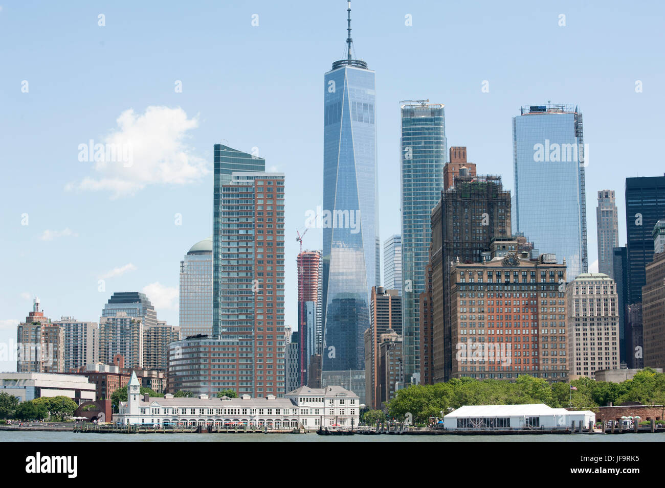 Vista dal fiume Hudson, 1 World Trade Center domina lo skyline di Manhattan. Giugno 28, 2017 Foto Stock