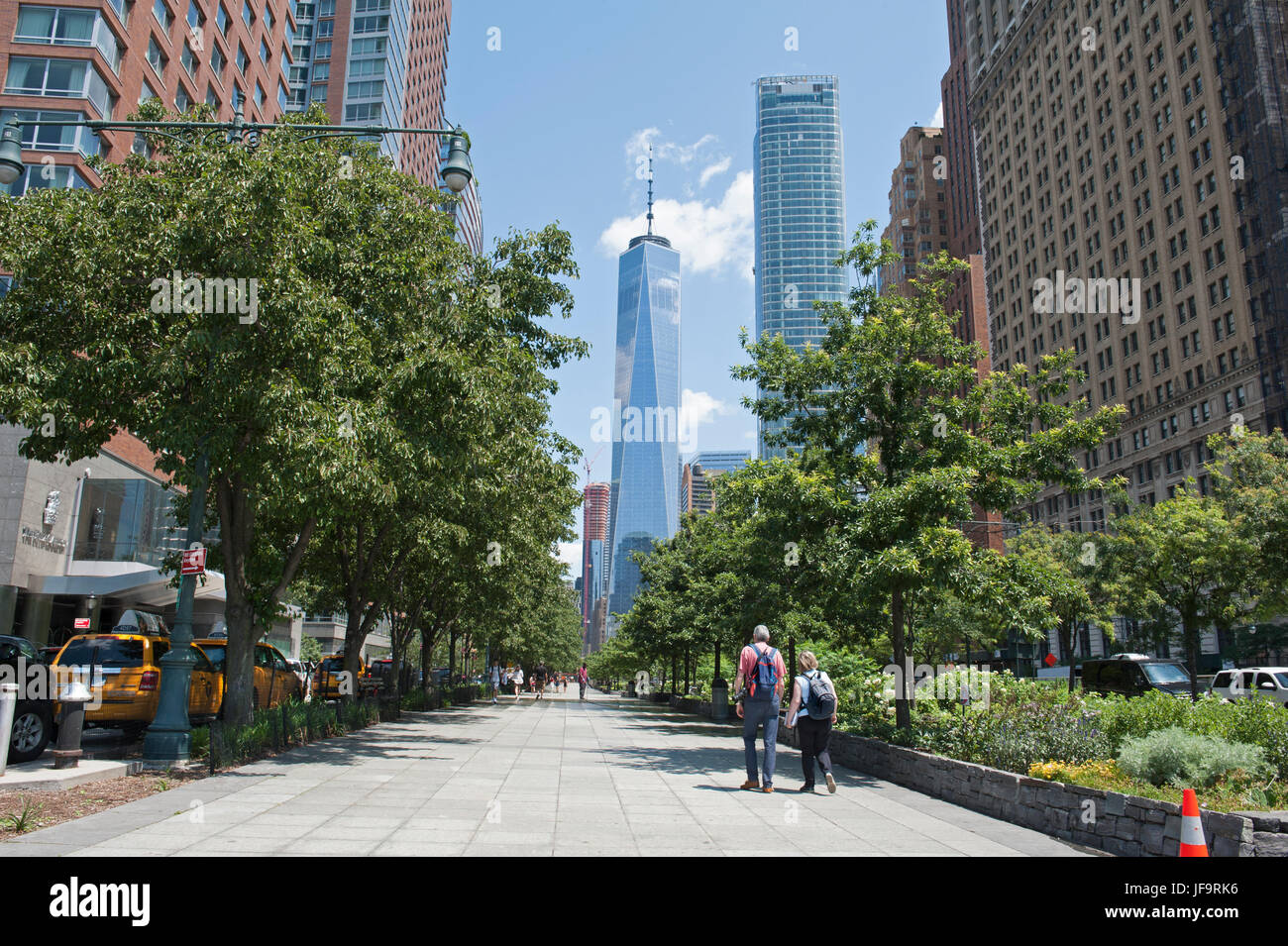 Un passaggio pedonale in Manhattan inferiore collega Battery Park con il sito del World Trade Center circa mezzo miglio di distanza. Giugno 28, 2017 Foto Stock