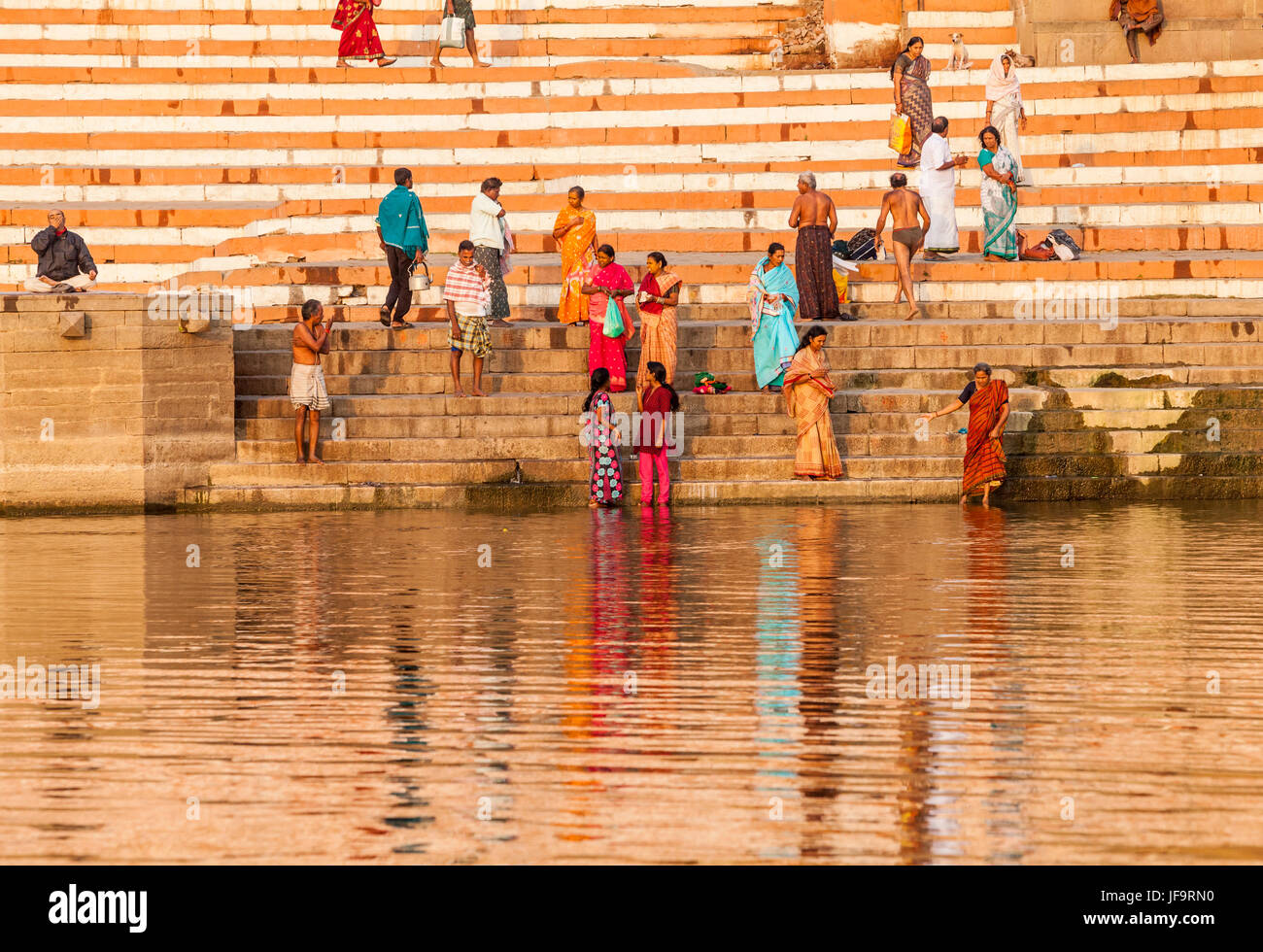 Gli uomini e le donne a ghat di Varanasi, India sulle rive del fiume Gange. Uttar Pradesh. Foto Stock