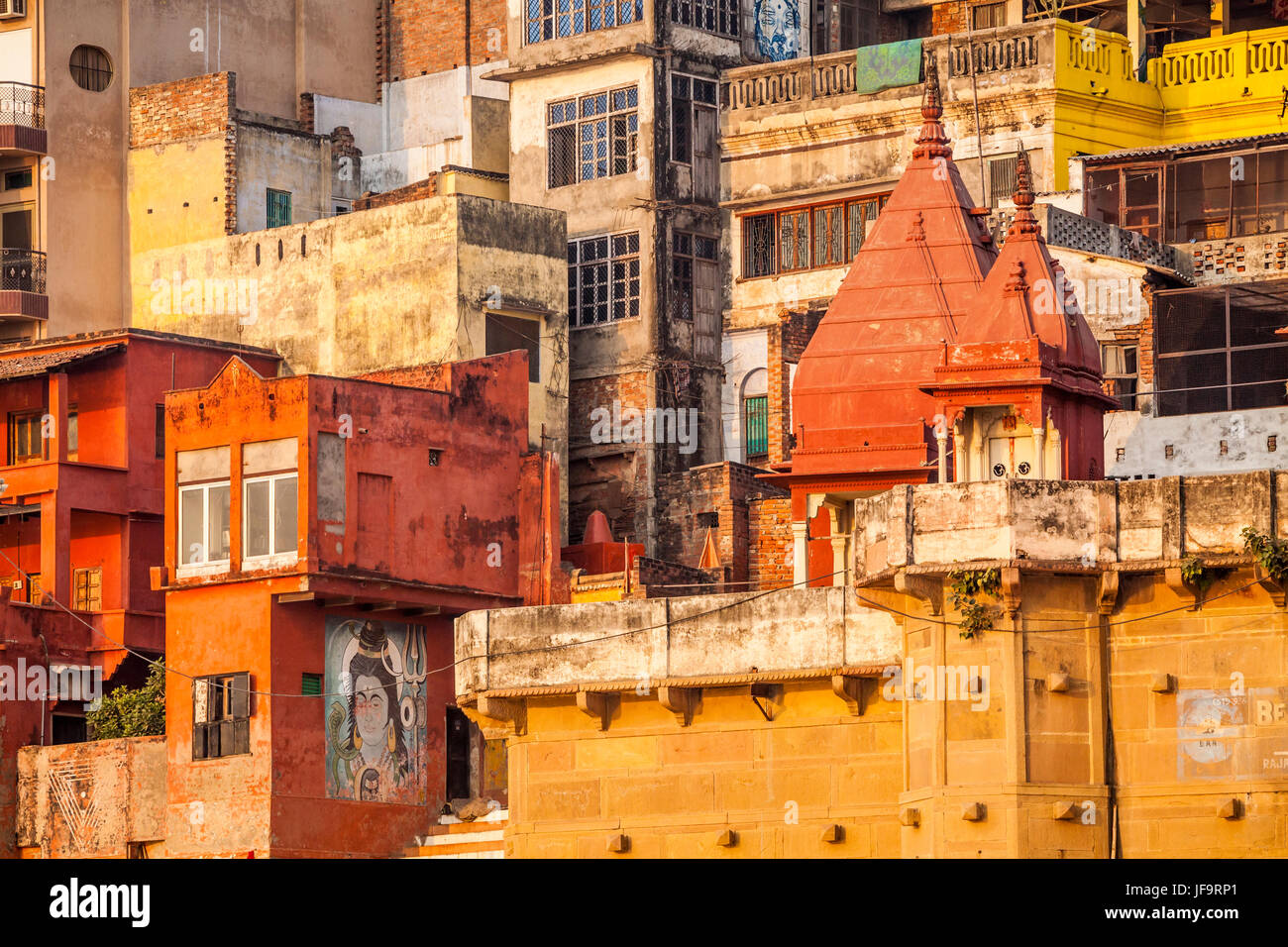 La colorata ghats lungo il fiume Gange a Varanasi (India). Foto Stock