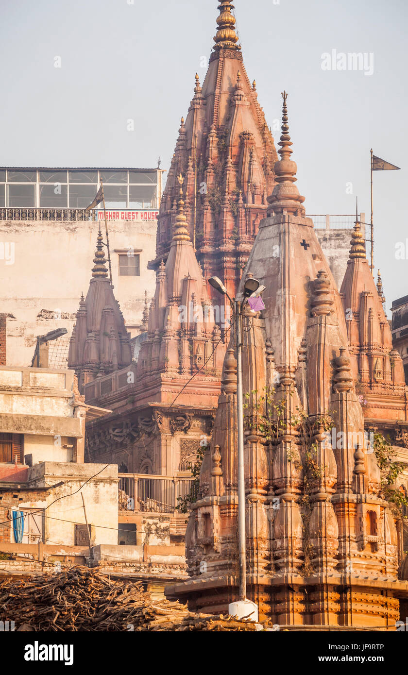 Torri e guglie a Manikarnika Ghat Varanasi, Uttar Pradesh, India. Foto Stock