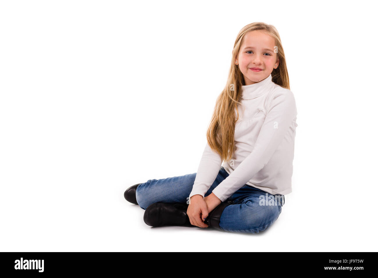 Ritratto di una ragazza giovane e carina con lunghi capelli biondi isolato su uno sfondo bianco Foto Stock