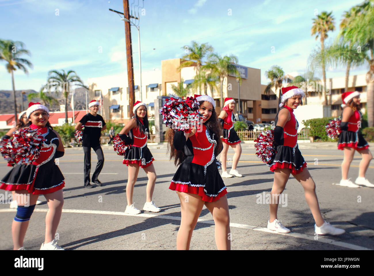 Cheerleaders marciando in vacanze di Natale sfilata Foto Stock