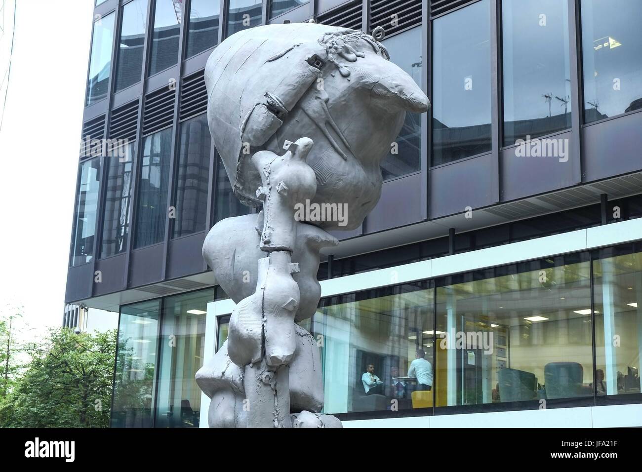 Londra, Regno Unito. Il 29 giugno, 2017. "Apple Tree Boy Melo Girl' di Paul McCarthy 2010. La scultura nella città di Londra torna per il settimo anno per il miglio quadrato con opere contemporanee da artisti di fama internazionale. Le opere d'arte sono sul display dal 27 giugno 2017 Credit: Claire Doherty/Pacific Press/Alamy Live News Foto Stock