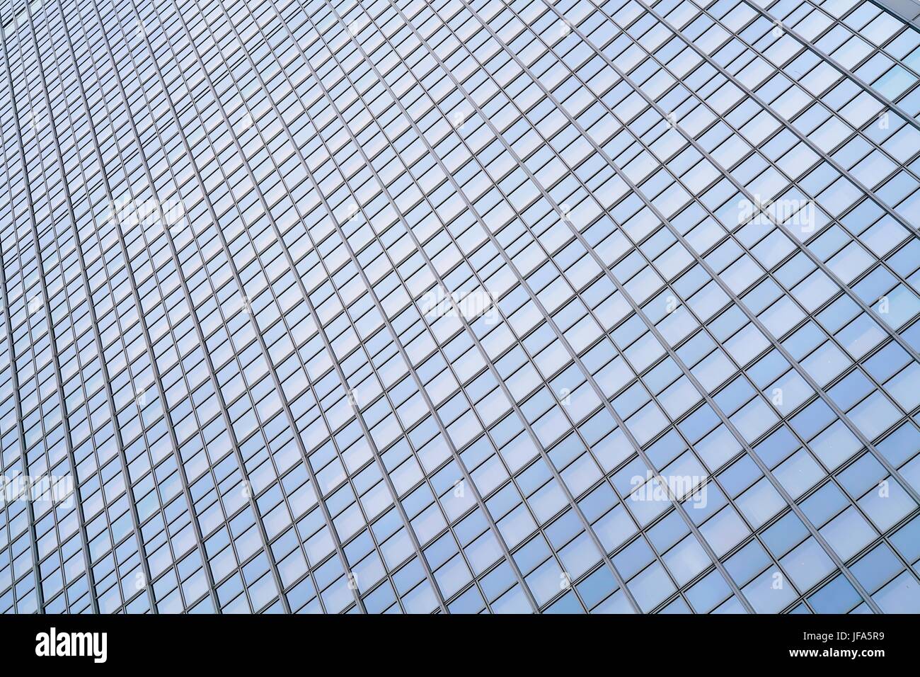 La facciata di vetro di un hotel a Berlino Foto Stock