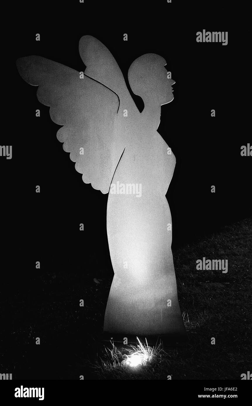 L'angelo illuminato in bianco e nero Foto Stock