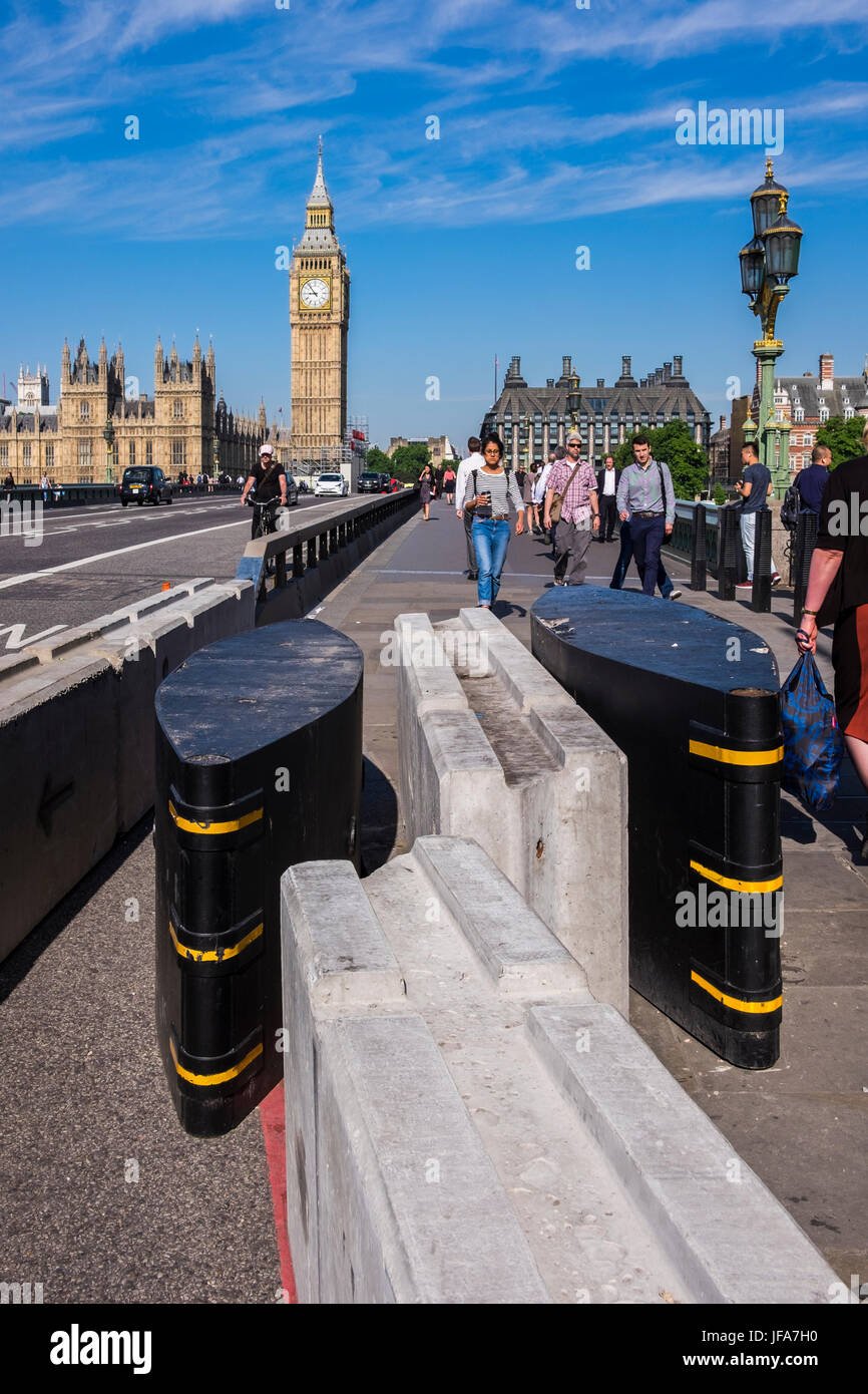 Westminster Bridge le misure di sicurezza dopo l attacco terroristico a Londra, Inghilterra, Regno Unito Foto Stock