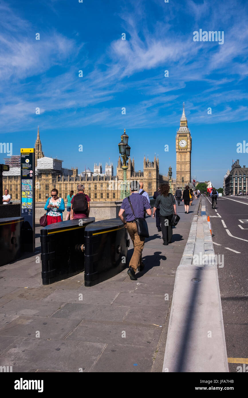 Westminster Bridge le misure di sicurezza dopo l attacco terroristico a Londra, Inghilterra, Regno Unito Foto Stock