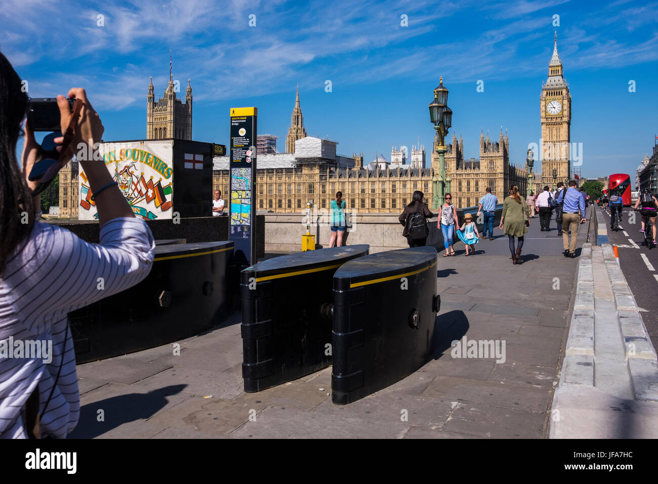 Westminster Bridge le misure di sicurezza dopo l attacco terroristico a Londra, Inghilterra, Regno Unito Foto Stock