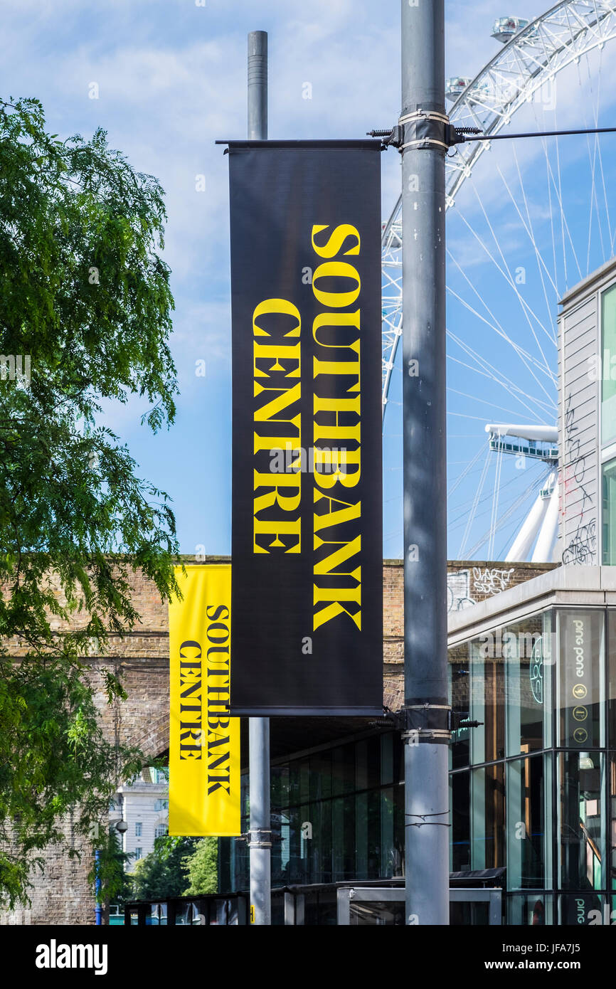 Southbank Centre è un famoso centro di arti sulla riva sud del Tamigi, London, England, Regno Unito Foto Stock