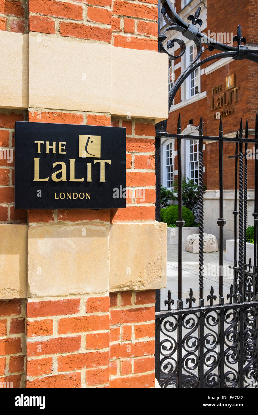 Il LaLiT boutique hotel di lusso alloggiato nell'ex St.Olave in Grammar School, Tooley Street, London, England, Regno Unito Foto Stock