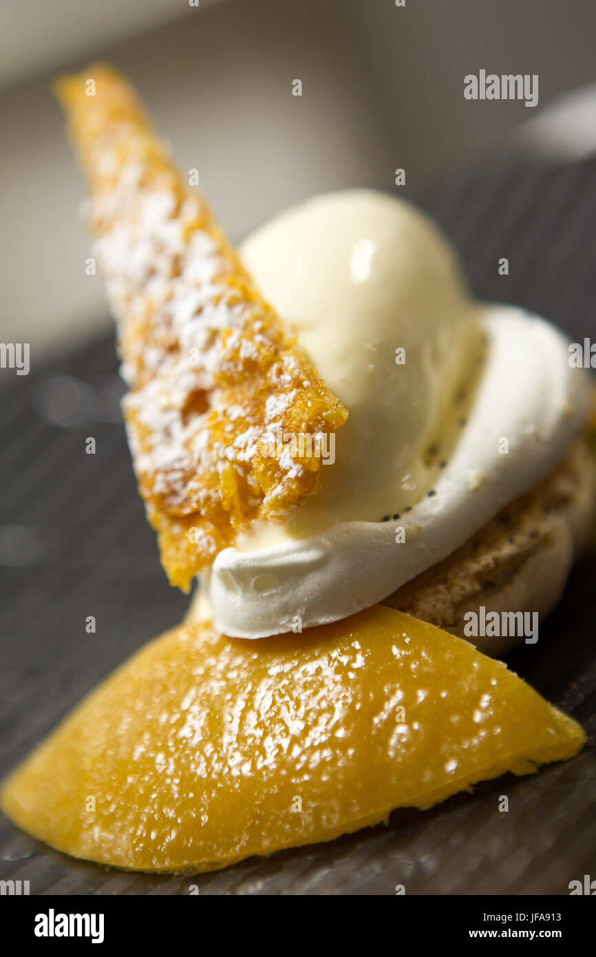 Ristorante Senderens, Alain Senderens (2 dicembre 1939 - 25 giugno 2017) è stato un leader francese chef e praticante di Nouvelle Cuisine. Le Figaro accreditato come inventore di cibo e vino abbinamenti. Foto Stock