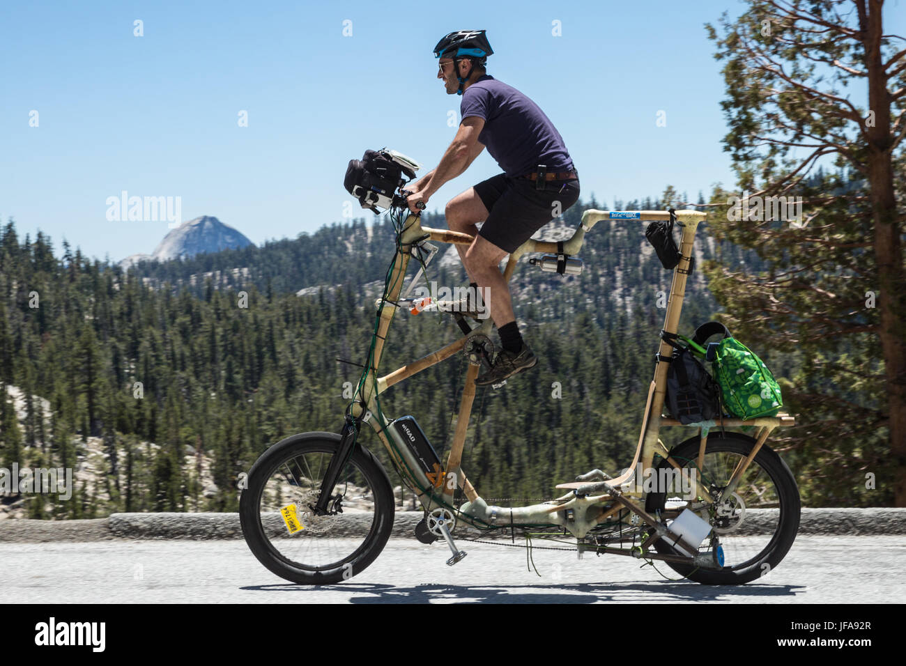 Parco Nazionale di Yosemite in California, Stati Uniti d'America. Il 29 giugno, 2017. PAUL FREEDMAN, di San Francisco nel distretto di missione, cavalca il suo fatti a mano, bamboo e fibra di carbonio bicicletta lungo Tioga Road con mezza cupola in background il Giovedì 29 Giugno, 2017. Tioga Road, il proseguimento della Hwy 120 attraverso il Parco Nazionale di Yosemite, aperta ai veicoli a 8:00 di oggi. Freedman aveva sperato di poter guidare la sua moto lungo la Tioga Road mentre era ancora chiuso al traffico di veicoli su mercoledì. Jamie Richards, il Parco Nazionale Yosemite Public Affairs Officer, ha dichiarato questo pomeriggio, ''Il Parco Nazionale di Yosemite è entusiasta di avere Tiog Foto Stock