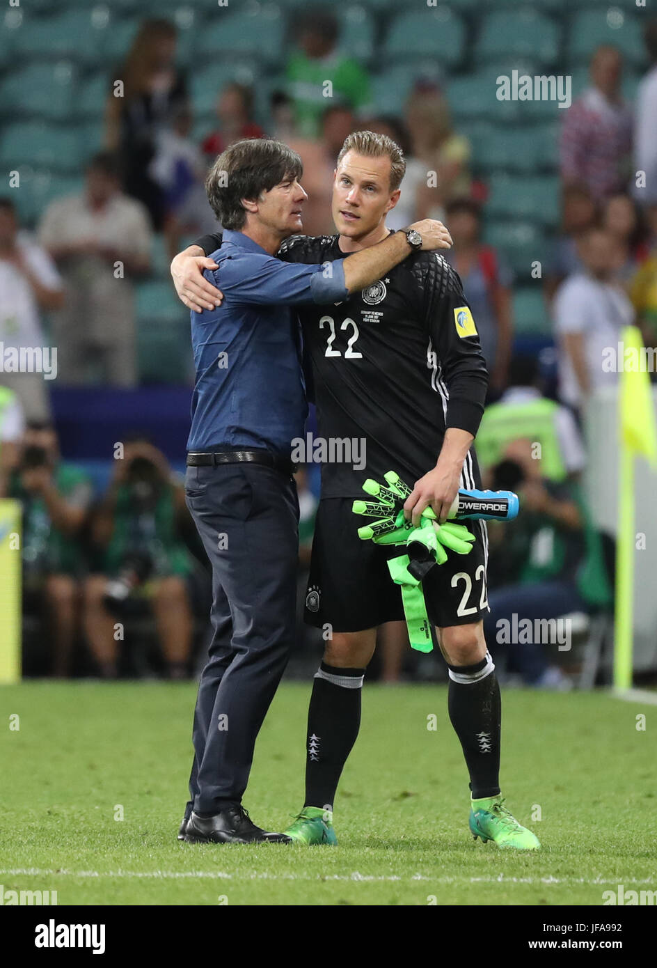 Sochi, Russia. Il 29 giugno, 2017. Joachim Loew (L), allenatore della Germania, abbracci portiere Marc-andré Ter Stegen dopo aver vinto la semifinale partita del 2017 FIFA Confederations Cup contro il Messico a Sochi, Russia, 29 giugno 2017. La Germania ha vinto 4-1. Credito: Xu Zijian/Xinhua/Alamy Live News Foto Stock