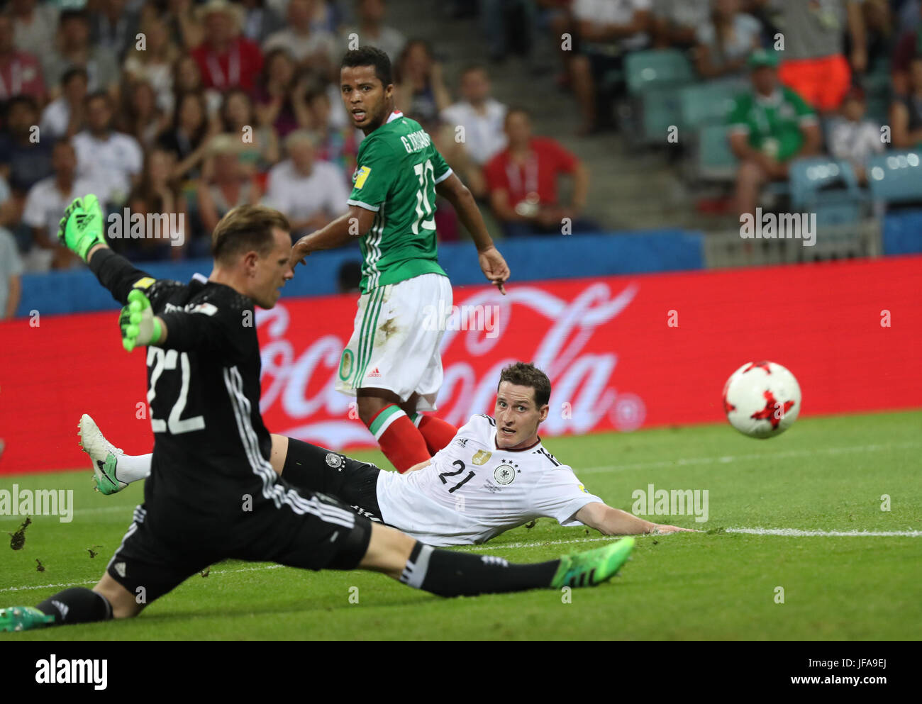 Sochi, Russia. Il 29 giugno, 2017. Marc-andré Ter Stegen (L), portiere della Germania, blocca la palla di colpo da Giovani Dos Santos (indietro) del Messico durante la semifinale partita del 2017 FIFA Confederations Cup a Sochi, Russia, 29 giugno 2017. La Germania ha vinto 4-1. Credito: Xu Zijian/Xinhua/Alamy Live News Foto Stock