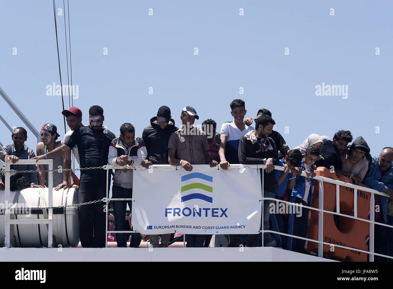 Salerno, Salerno, Italia. Il 29 giugno, 2017. Italia, Salerno, 29 Giugno 2017 Circa 1200 migranti a bordo di una nave della guardia costiera spagnola sono sbarcati nel porto. Il governo italiano sta cercando di chiudere i porti a tutte le navi di soccorso con a bordo migranti a meno che non abbiano bandiera italiana Credito: Danilo Balducci/ZUMA filo/Alamy Live News Foto Stock