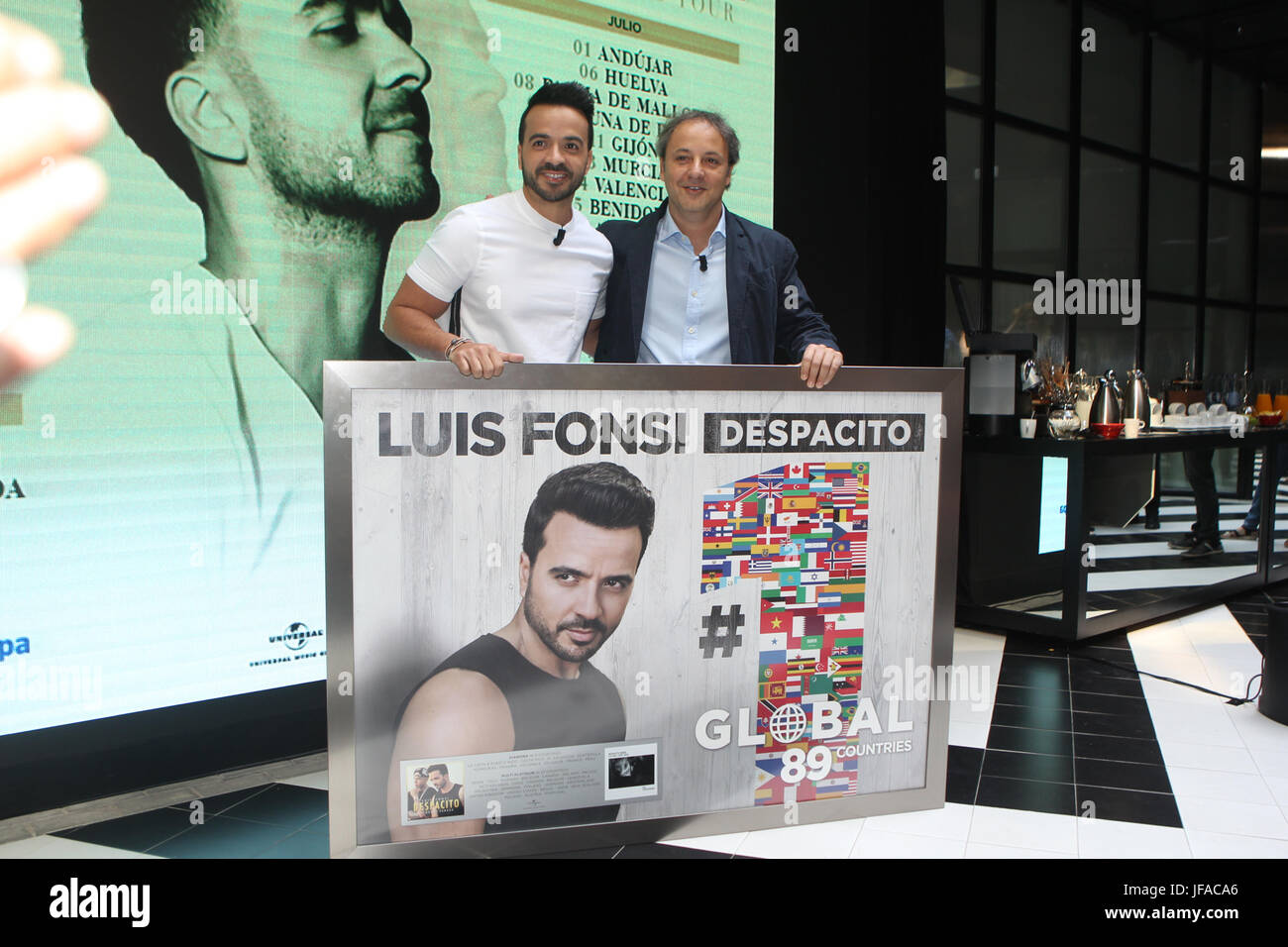 Il cantante Luis Fonsi,Narcis Rebollo durante la presentazione del suo tour ''Amore+Dance World Tour" a Madrid venerdì 30 giugno 2017. Foto Stock