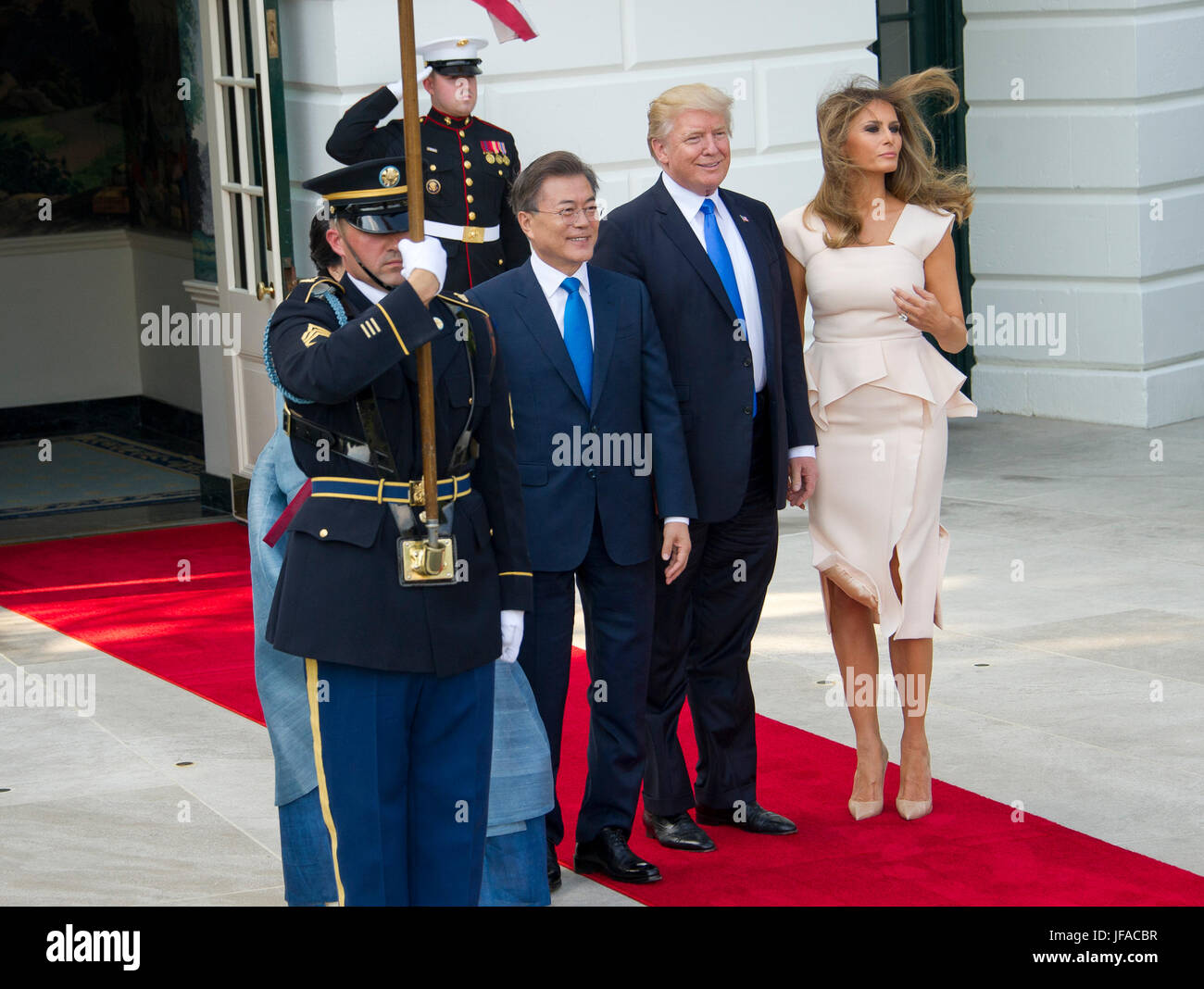 Il Presidente degli Stati Uniti, Trump (seconda R) e first lady Melania Trump accogliere Moon Jae-in, Presidente della Repubblica di Corea presso la Casa Bianca di Washington, DC il Giovedì 29 Giugno, 2017. - Nessun filo SERVICE - foto: Ron Sachs/consolidato/dpa Foto Stock