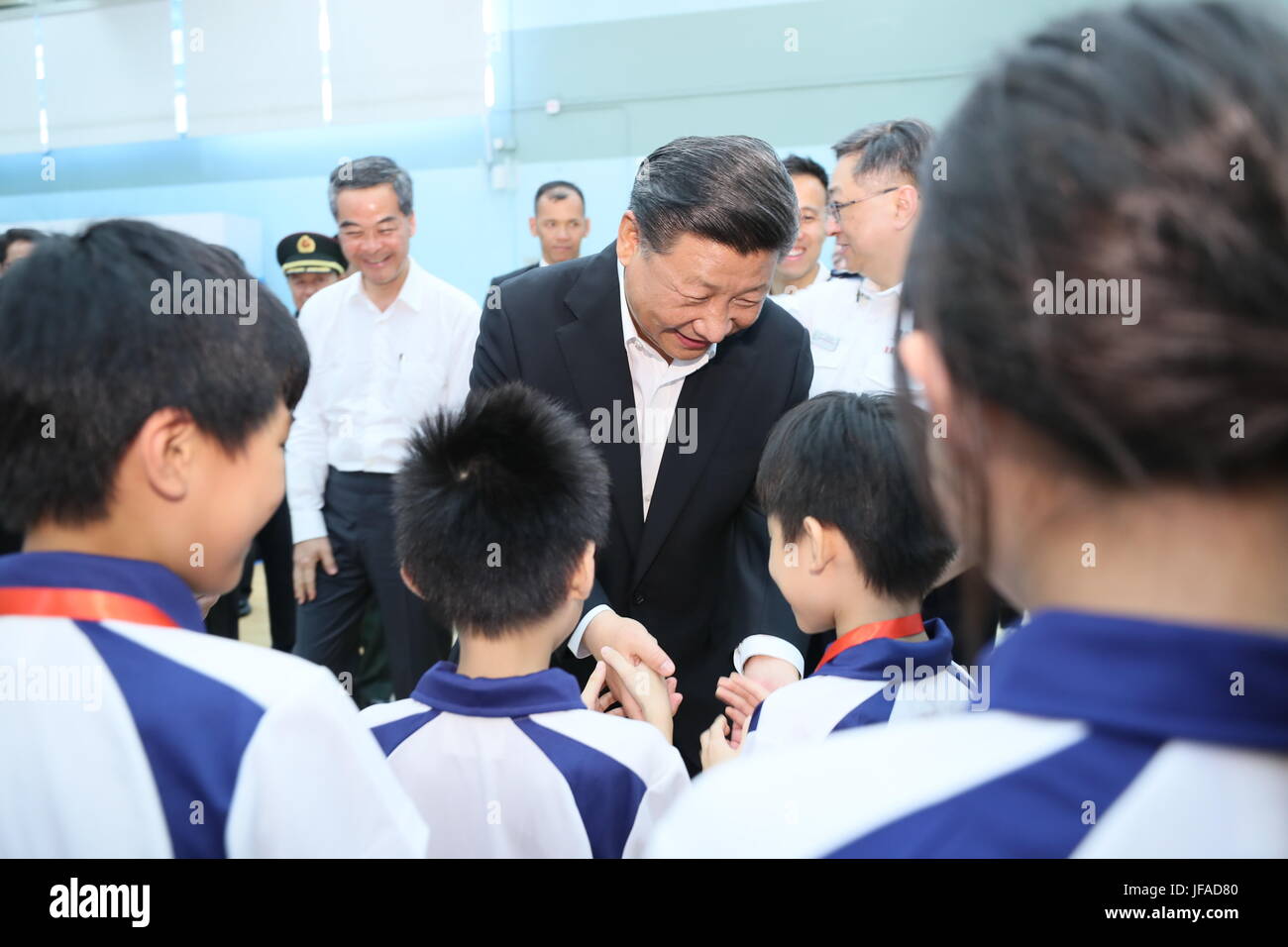 (170630) -- HONG KONG, Giugno 30, 2017 (Xinhua) -- Il presidente cinese Xi Jinping colloqui con Junior chiamata di polizia (JPC) membri quando si visita la JPC permanente del centro di attività e integrata della gioventù Training Camp a Hong Kong, Cina del Sud, 30 giugno 2017. (Xinhua/Lan) Hongguang (Ly) Foto Stock