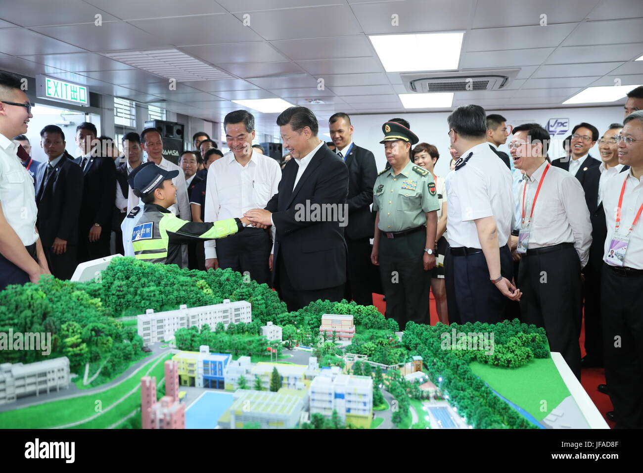 (170630) -- HONG KONG, Giugno 30, 2017 (Xinhua) -- Il presidente cinese Xi Jinping colloqui con Junior chiamata di polizia (JPC) membri quando si visita la JPC permanente del centro di attività e integrata della gioventù Training Camp a Hong Kong, Cina del Sud, 30 giugno 2017. (Xinhua/Lan) Hongguang (Ly) Foto Stock