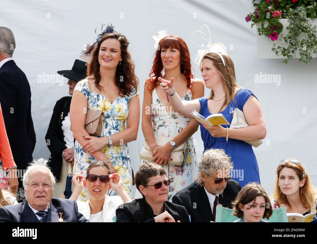 Henley Royal Regatta, Henley on Thames, Oxon, Regno Unito. Il 30 giugno, 2017. Cappelli sono in mostra per un altro giorno pieno di sole asciutto a Henley Regatta. Regno Unito meteo. Credito: Allan Staley/Alamy Live News Foto Stock