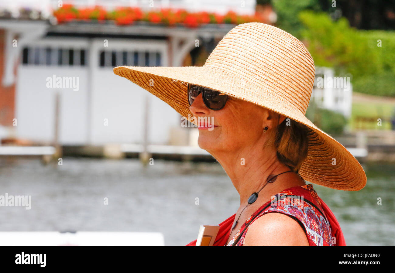 Henley Royal Regatta, Henley on Thames, Oxon, Regno Unito. Il 30 giugno, 2017. Cappelli sono in mostra per un altro giorno pieno di sole asciutto a Henley Regatta. Regno Unito meteo. Credito: Allan Staley/Alamy Live News Foto Stock