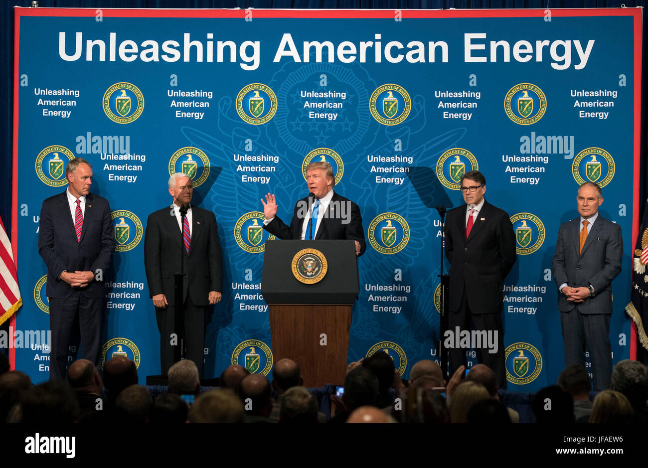 Il Presidente degli Stati Uniti, Trump (L) offre un commento a liberare energia Americano evento presso il Dipartimento di Energia di Washington il 29 giugno 2017. Trump ha annunciato un numero su iniziative tra cui la sua amministrazione del piano di laminazione sul retro dei regolamenti sulla produzione di energia e sviluppo. Trump era unita da, da sinistra a destra interna Segretario Ryan Zinke, Vice Presidente Mike Pence, segretario dell'energia Rick Perry e amministratore di EPA Scott Pruitt. Credito: Kevin Dietsch/Piscina via CNP - nessun filo SERVICE - foto: Kevin Dietsch/consolidato/dpa Foto Stock