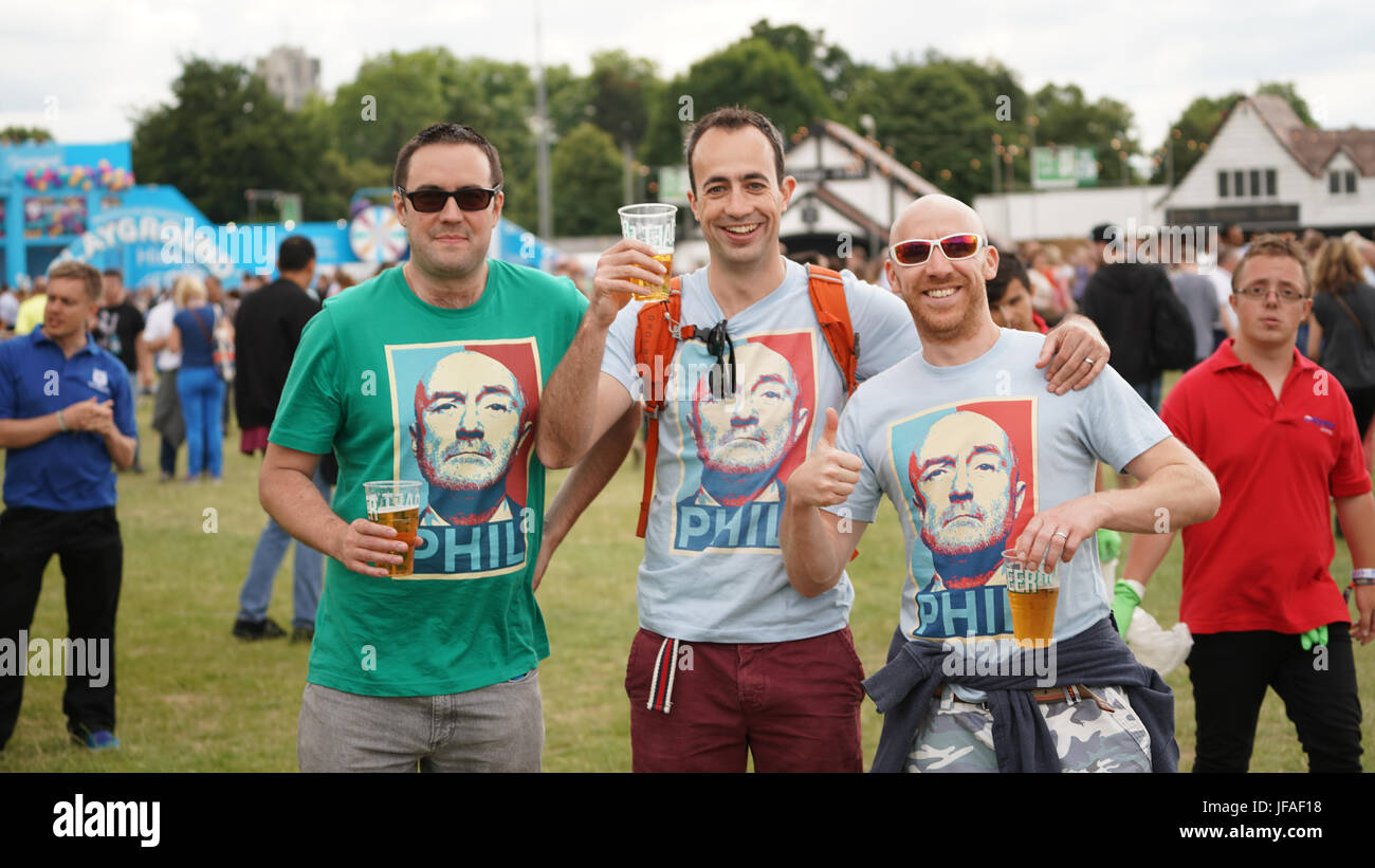 Londra, Regno Unito. Il 30 giugno, 2017. I frequentatori del festival con Phil Collins tee-shirt all'2017 Ora legale Regno Unito (BST) Festival in Hyde Park di Londra. Foto Data: Venerdì, 30 giugno 2017. Foto di credito dovrebbe leggere: Roger Garfield/Alamy Live News Foto Stock