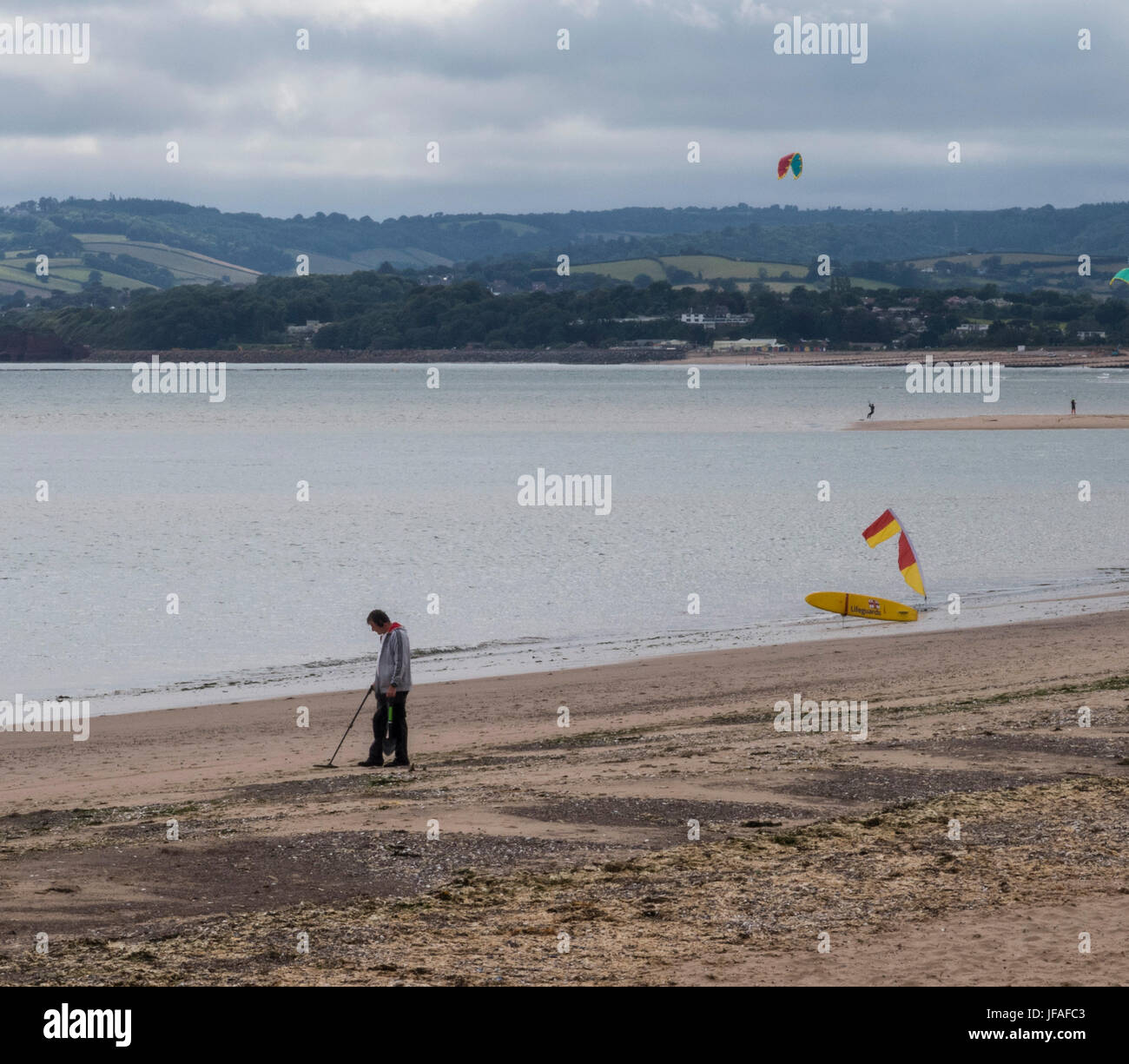 Exmouth, Devon, Regno Unito. Il 30 giugno 2017. Un uomo cerca tesoro con un rivelatore di metalli sulla spiaggia a Exmouth su un Poco nuvoloso Nuvoloso Giorno. Credit: Foto centrale/Alamy Live News Foto Stock