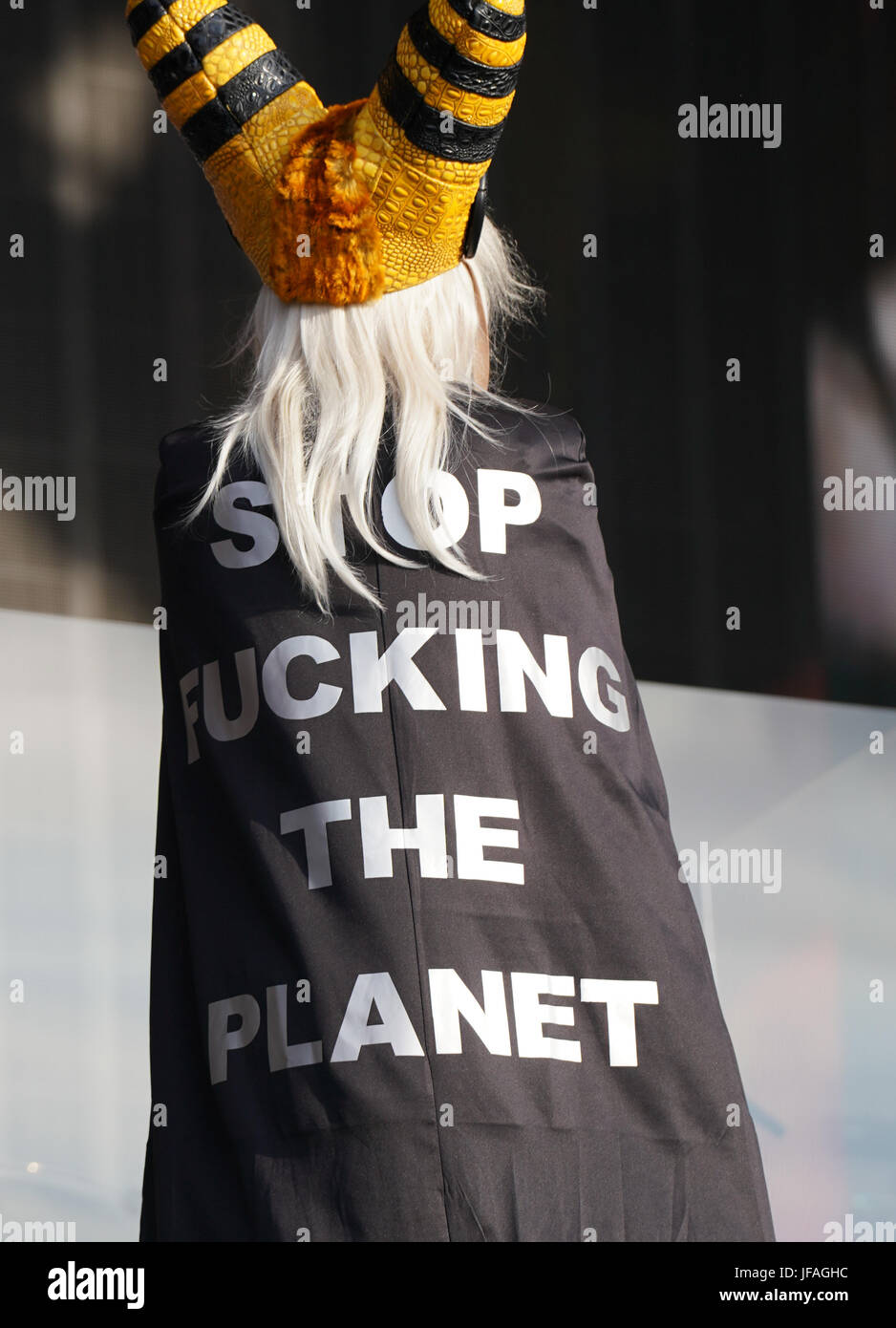 Londra, Regno Unito. Il 30 giugno, 2017. Debbie Harry dei Blondie che indossa un capo di protesta sul grande palco in legno di quercia come parte del 2017 British Summer Time (CET) Festival in Hyde Park di Londra. Foto Data: Venerdì, 30 giugno 2017. Foto di credito dovrebbe leggere: Credit: Roger Garfield/Alamy Live News Credito: Roger Garfield/Alamy Live News Foto Stock