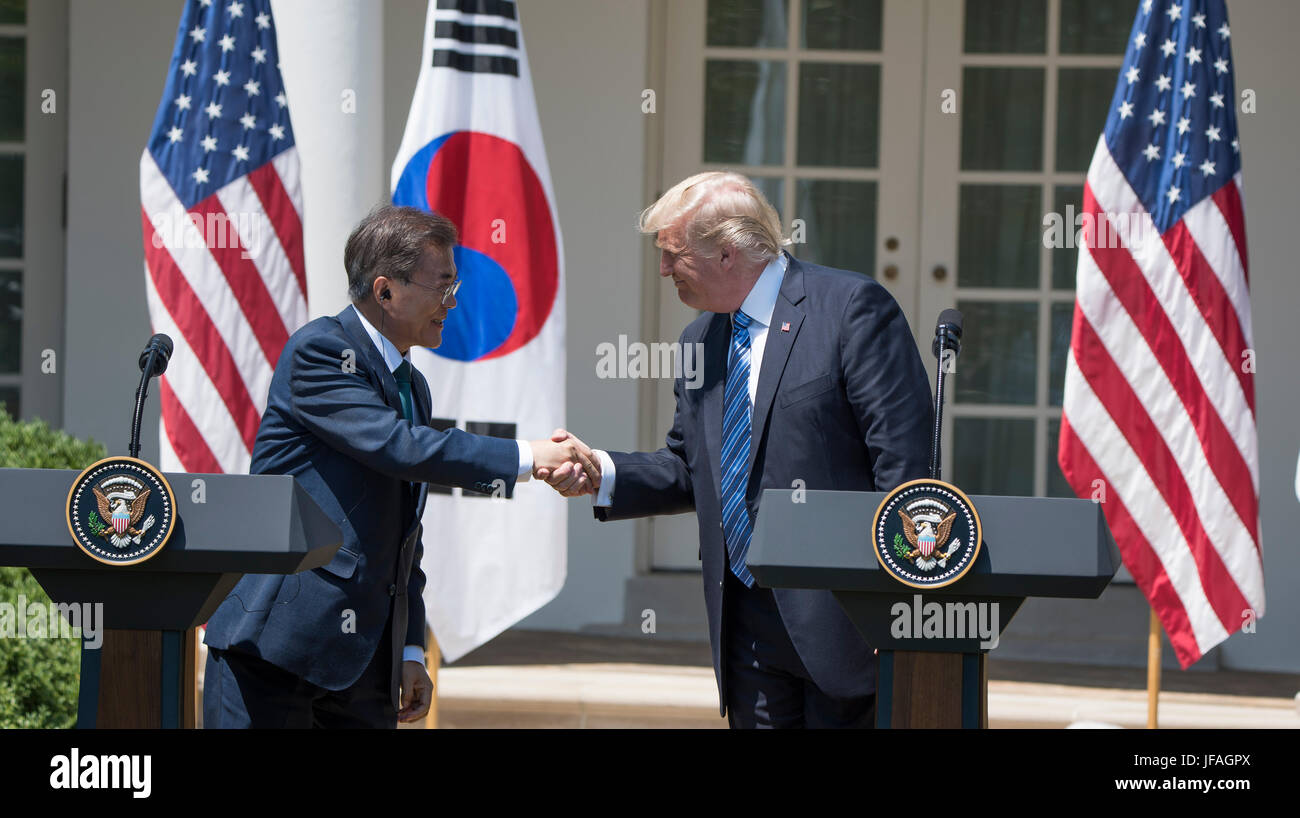 Washington DC, Stati Uniti d'America. Il 30 giugno, 2017. Presidente Donald Trump J tiene una conferenza stampa congiunta con il Presidente sud coreano Moon Jae-in nella Casa Bianca Rose Garden a Washington DC. Patsy Lynch/MediaPunch/Alamy Live News Foto Stock