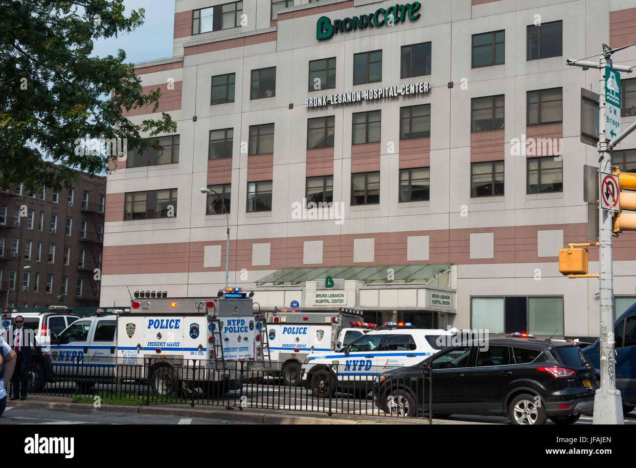 New York, New York, Stati Uniti d'America. Il 30 giugno, 2017. Il 30 giugno 2017 un ex dipendente ha riferito di essere il dottor Henry Bello, un medico che si è dimesso dopo le accuse di molestie sessuali, è venuto a hopsital con un AR-15 fucile nascosto sotto un bianco camice ed ha aperto il fuoco su Bronx Libano il personale e i pazienti. È riportato che ha ucciso almeno un medico donna e sparato cinque altri prima di impostare se stesso sul fuoco e poi si spara in testa. Credito: Brigette Supernova/Alamy Live News Foto Stock