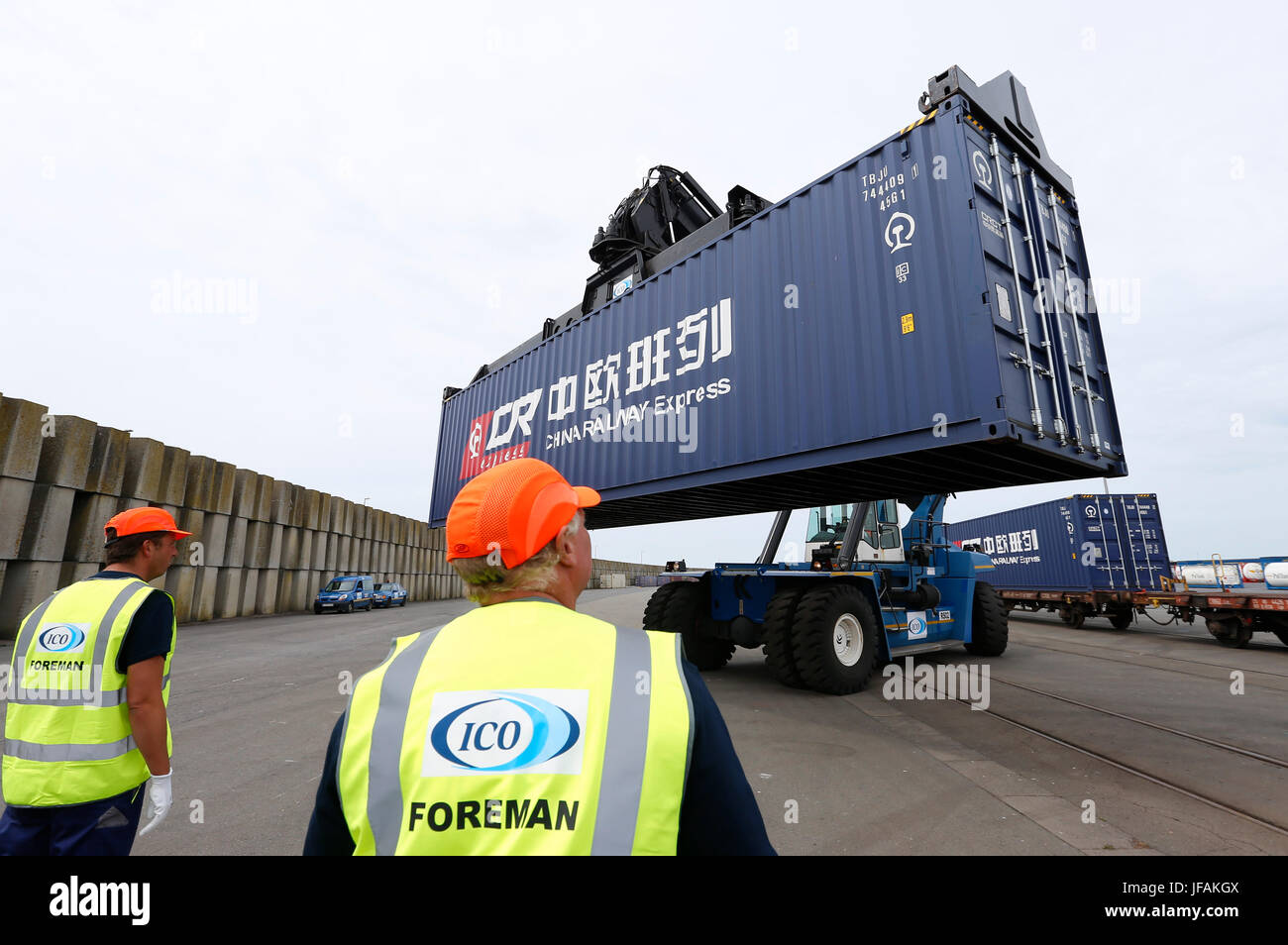 Zeebrugge, Belgio. Il 30 giugno, 2017. Lavoratori scaricare un container del primo blocco di Volvo in treno a Zeebrugge porto di Zeebrugge, Belgio, 30 giugno 2017. Un treno merci che trasportano 123 brand new Volvo Cars realizzati nel nord-ovest della Cina è arrivata in porto belga di Zeebrugge venerdì pomeriggio, segnando una pietra miliare nella storia del trasporto merci tra i due paesi. Credito: Voi Pingfan/Xinhua/Alamy Live News Foto Stock