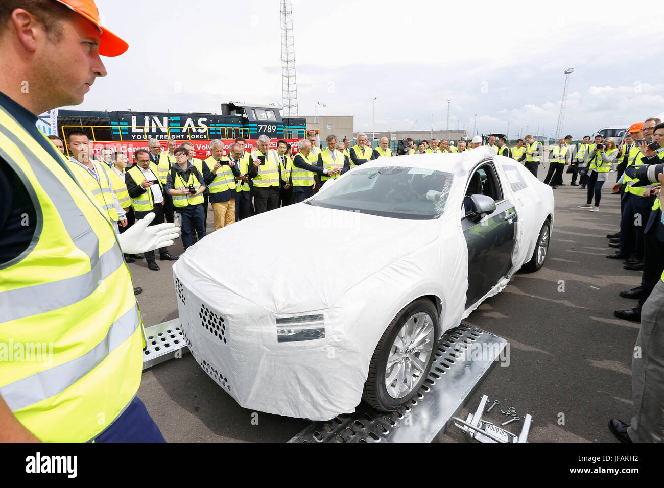 Zeebrugge, Belgio. Il 30 giugno, 2017. Lavoratori scaricare una nuova berlina Volvo da un contenitore a Zeebrugge porto di Zeebrugge, Belgio, 30 giugno 2017. Un treno merci che trasportano 123 brand new Volvo Cars realizzati nel nord-ovest della Cina è arrivata in porto belga di Zeebrugge venerdì pomeriggio, segnando una pietra miliare nella storia del trasporto merci tra i due paesi. Credito: Voi Pingfan/Xinhua/Alamy Live News Foto Stock